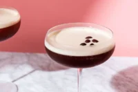 Espresso Martini kokteilio receptas: kofeino ir alkoholio elegancija