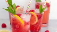 Aviečių ir citrinų spritzas – Raspberry Lemon Spritz (kokteilio receptas)